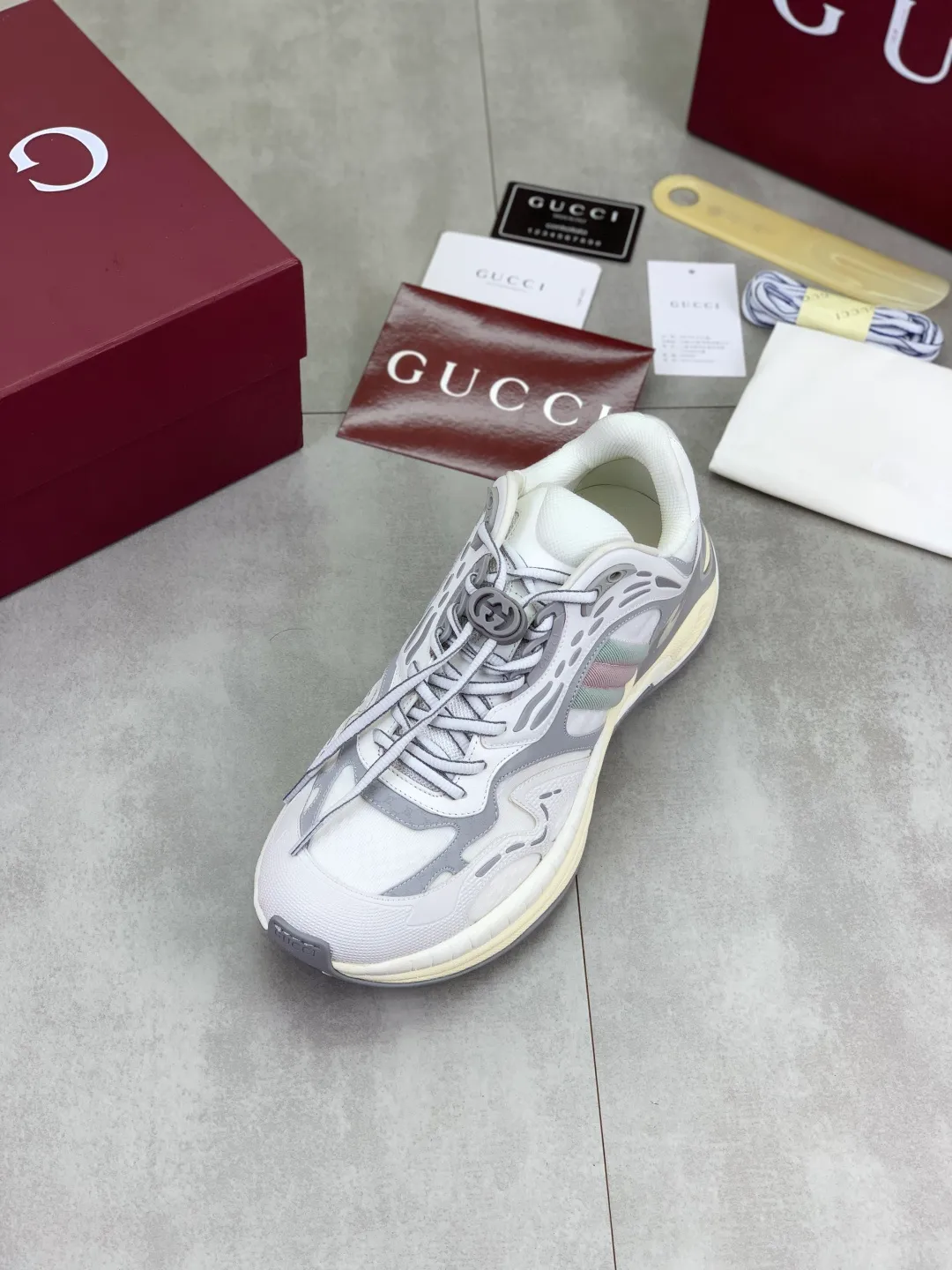 Men's shoes 💰P980 new style 💰 Gucci, couple style, women's style will be released later, new 2.0 futuristic sneakers‼ ️A pair of subversive sneakers is here. Gucci 2.0, a full series of 4 colors with key investment, smart silhouette: slightly curved forefoot design, you can clearly feel the propulsion when commuting and trotting, and it can enhance the sense of line extension when paired with wide-leg pants or cycling pants. EVA thick soles not only have a comfortable height-increasing effect, but also reduce weight (it actually lasts 3 hours of shopping without tiring your feet!) Highlight moments for lazy people: 2. Just choose it for airport wear! You can take them off in seconds after passing the security check (you can put them on as soon as you lift the heel strap), because the shoes come with a sliding buckle, so no need! ! Tie your shoes. Really achieve the sense of relaxation that goes with you. Size: Female 35-40 Male 39-45